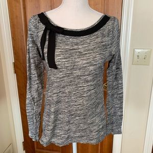 Super cute LOFT top with bow detail on collar. (M)